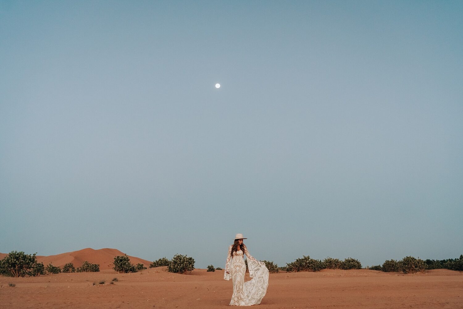 morroco wedding photographer bride portraits in the Sahara desert